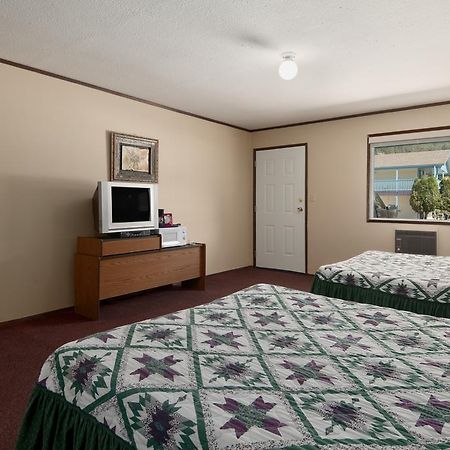 Christina Lake Village Room photo