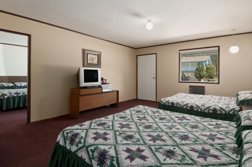 Christina Lake Village Room photo